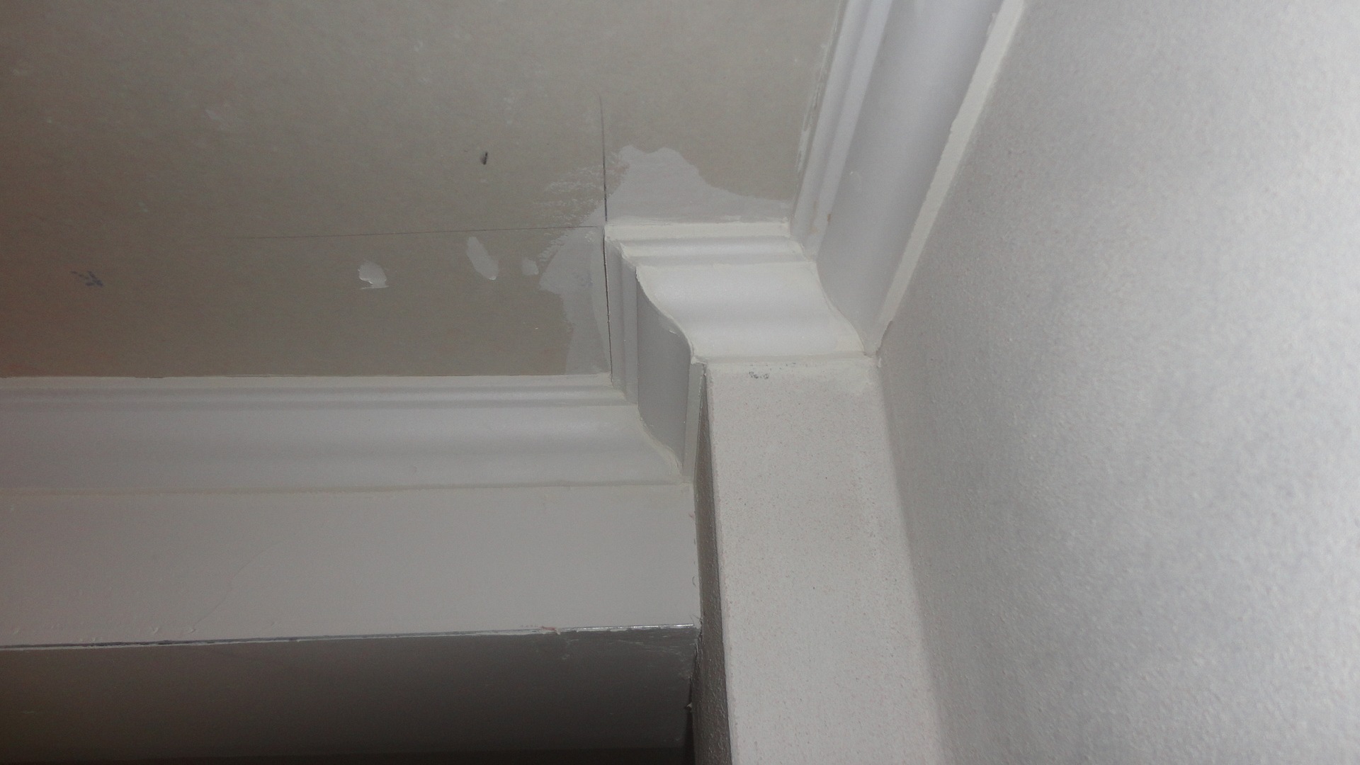 Colocación de molduras de telgopor